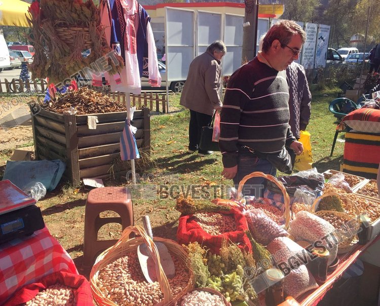 Сто и седем вида фасул показаха в Смилян, стотици хапнаха вкусен курбан за празника на Смилянския боб