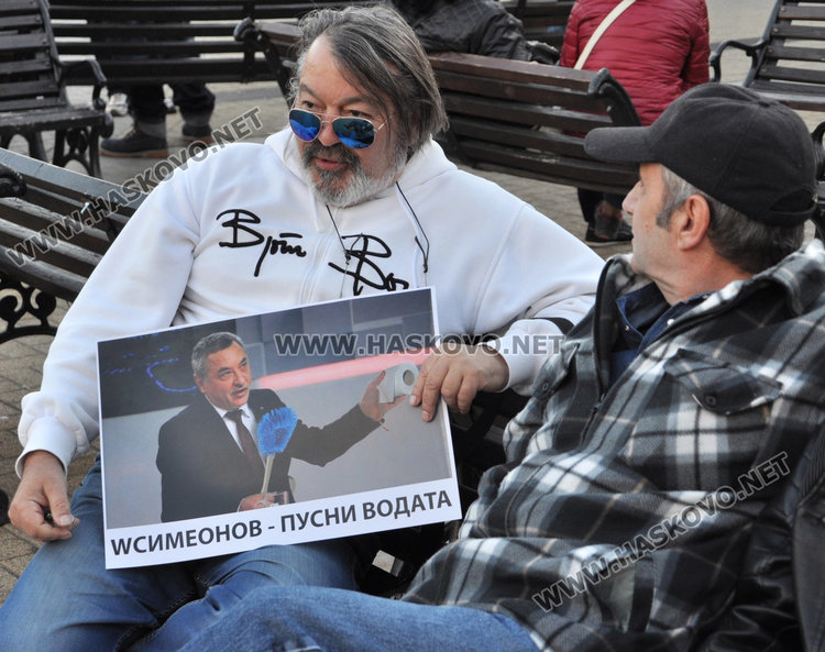 Младите от площад „Свобода”: Ако няма промяна, горим с държавата