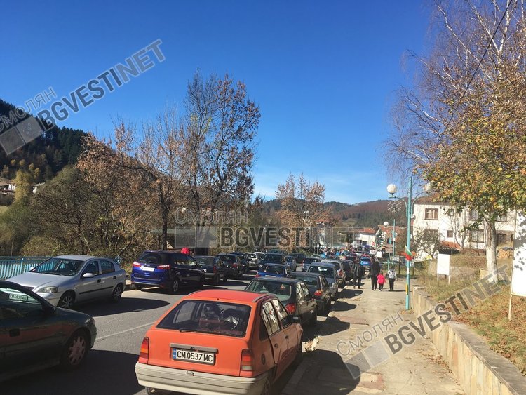 Колоните с автомобили се извиваха далеч извън центъра на селото