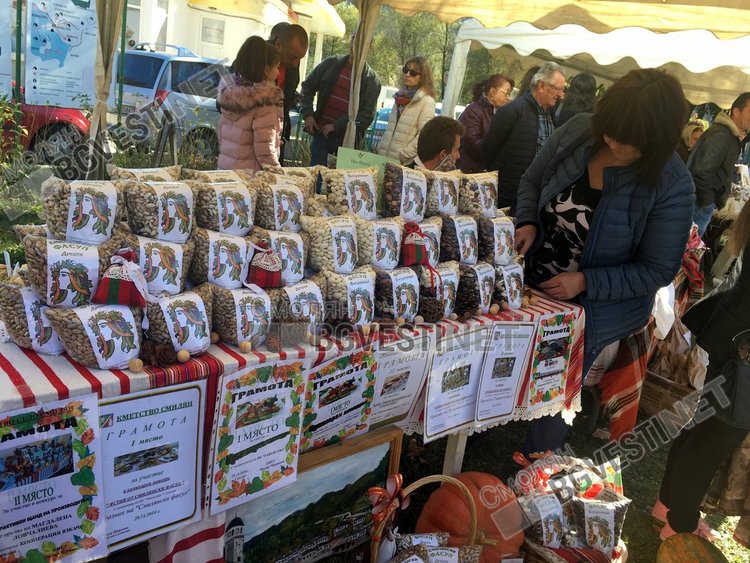 Тази местна производителка е изложила и множеството си грамоти от предишни издания на празника, тази година тя отново спечели второ място