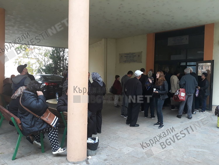 Опашки се извиха пред Данъчното, земеделци напират да подават декларации за доходите