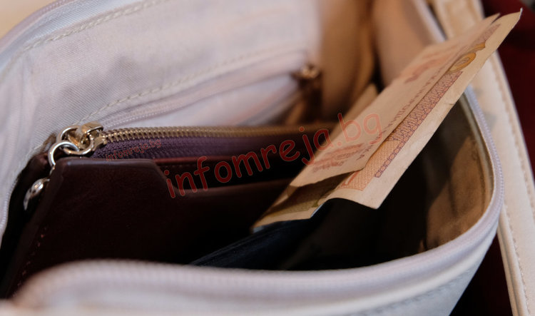 Ученичка окраде учителката си в Гулийка