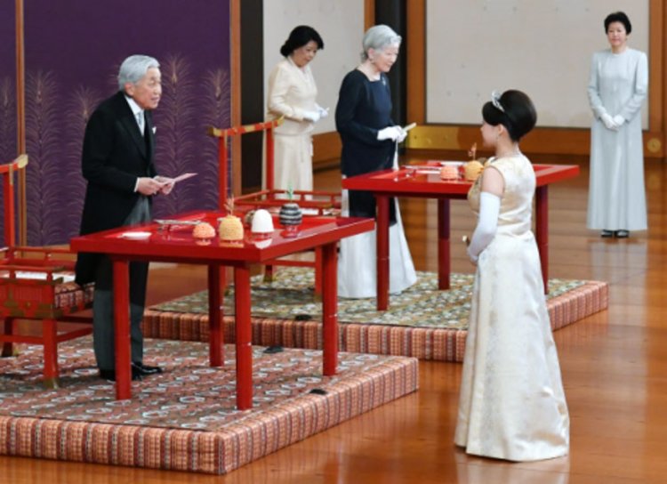Принцеса Аяко се сбогува с императора и императрицата на церемония в Императорския дворец