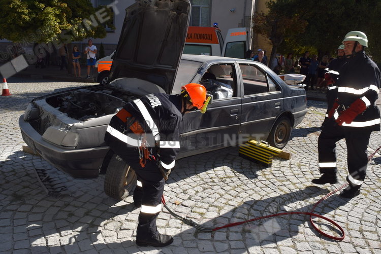 Набират се 250 пожарникари и спасители