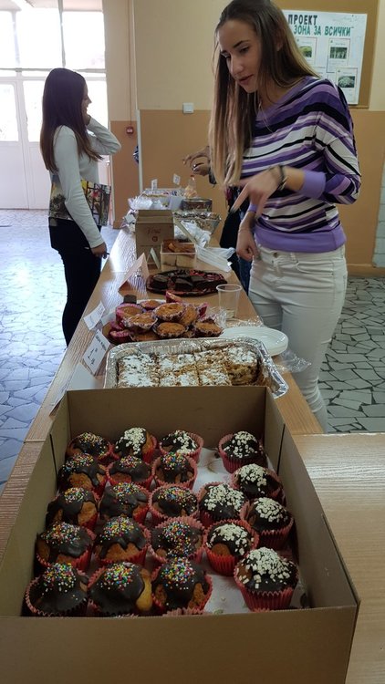 1082 лева събраха ученици от Езиковата за лечението на Борил