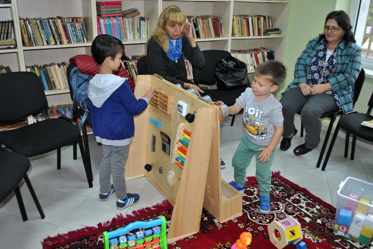 Пътуващата лаборатория за ранно детско развитие обиколи област Кърджали