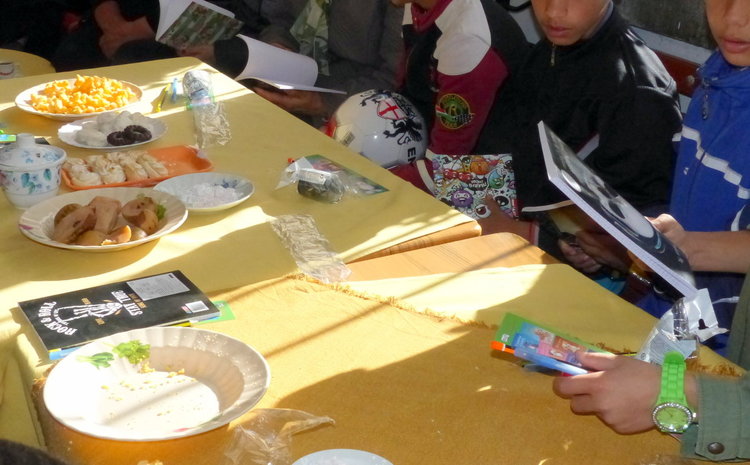 Смолянчанки от пенсионерски клуб дариха деца от социален дом