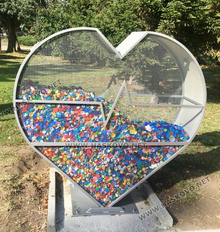 Димитровградчани събраха хиляди капачки в металното сърце само за пет дни