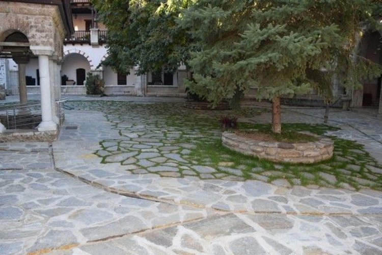 Обновеният двор. Снимка: Бачковски манастир