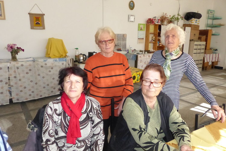 Смолянчанки от пенсионерски клуб дариха деца от социален дом