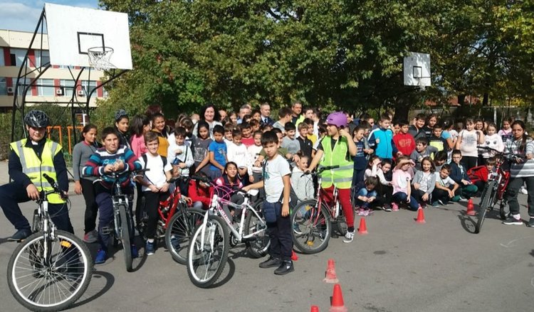 "Спазвам правилата" заявиха златаровци