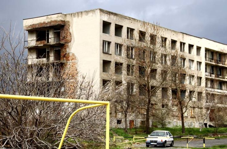 Строят социални жилища в бившето общежитие на Строителния техникум