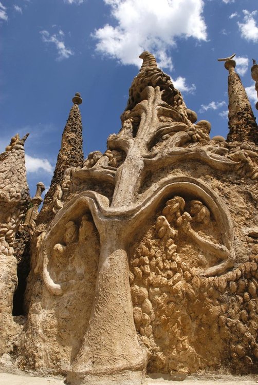 Френски пощальон събра камъни и построи замък от тях (видео)