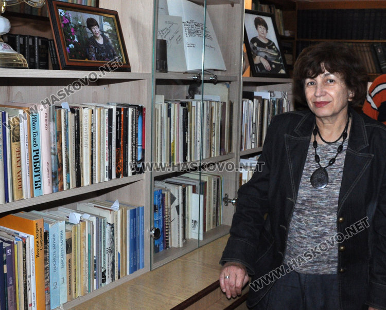 Роднините на Станка Пенчева дариха част от книжното й богатство на библиотека „Заря“