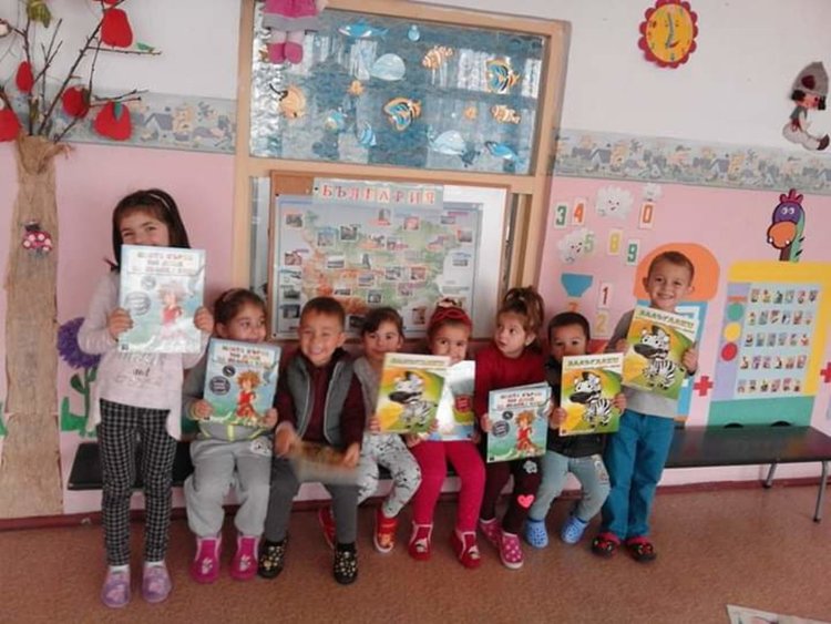 Децата на Черноочене получиха книжки от фондация „Изплети топлина“