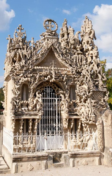 Френски пощальон събра камъни и построи замък от тях (видео)