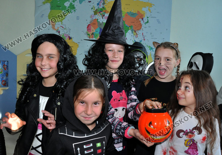 Вампири и вещици в „Смирненски“ за Хелоуин