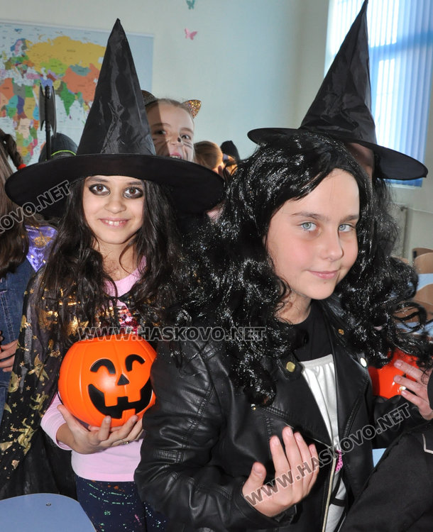Вампири и вещици в „Смирненски“ за Хелоуин