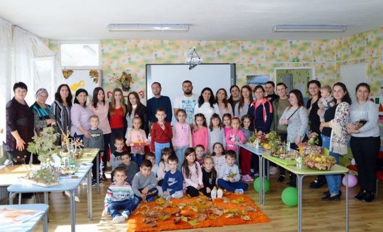 Деца от Черноочене наредиха есенна изложба