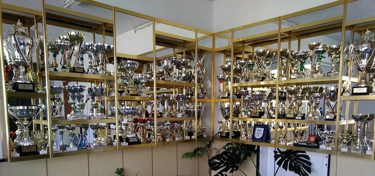 Стената на спортната слава на "Мечките" пази над 120 купи от състезания 