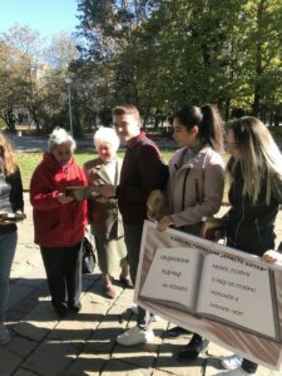 Малки, големи и още по-големи момичета и момчета от Езиковата гимназия четоха с гражданите на Кърджали