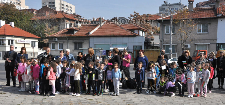 Петгодишни развяха трибагреници пред Паметника на будителите