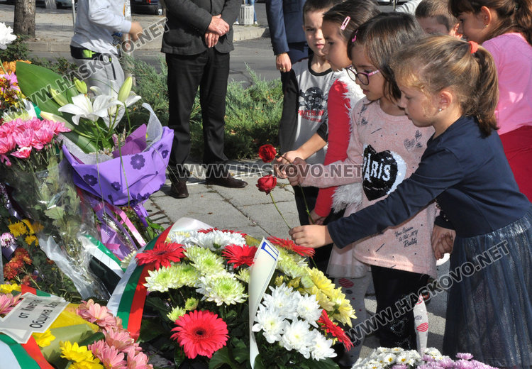 Петгодишни развяха трибагреници пред Паметника на будителите