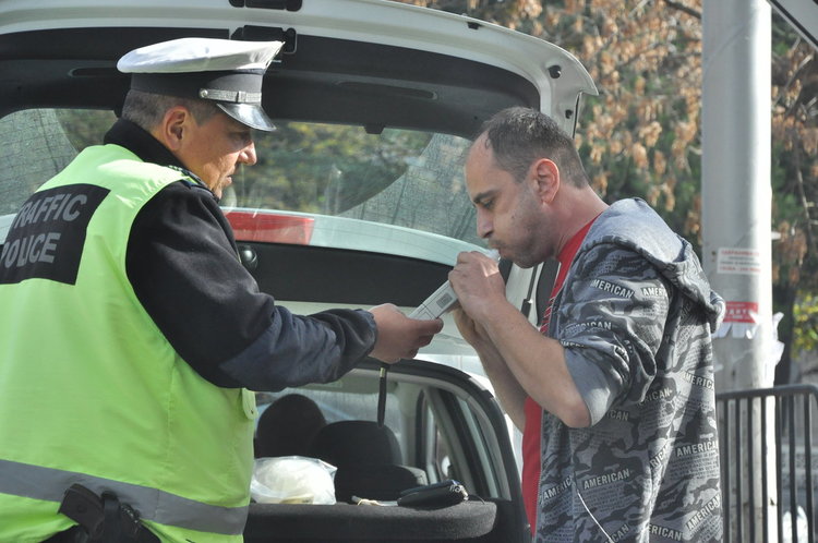 Неизвестен шофьор блъсна Ситроен и избяга