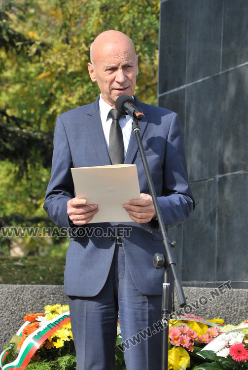 Петгодишни развяха трибагреници пред Паметника на будителите