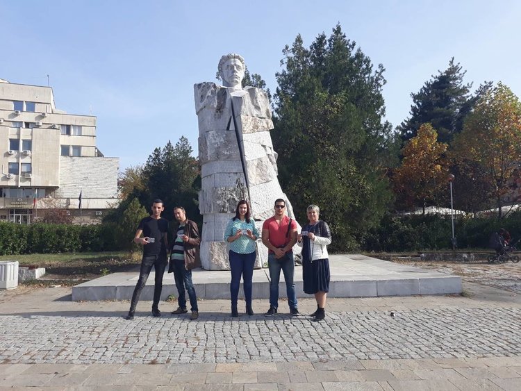 Младежите от ГЕРБ дариха кърджалийци с магнити с ликовете на будители 