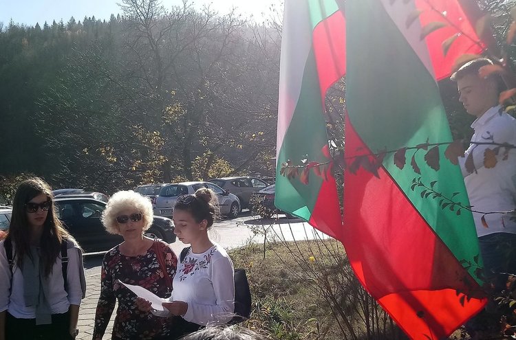 Гимназисти от елитно училище в Смолян направиха изненада на учителите си за Деня на народните будители