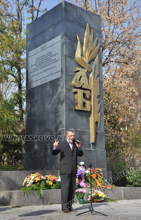 Петгодишни развяха трибагреници пред Паметника на будителите
