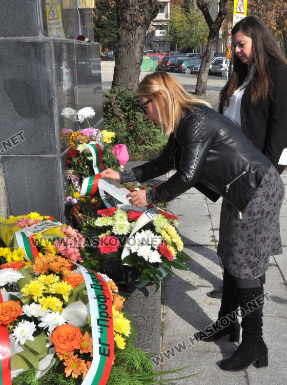 Петгодишни развяха трибагреници пред Паметника на будителите