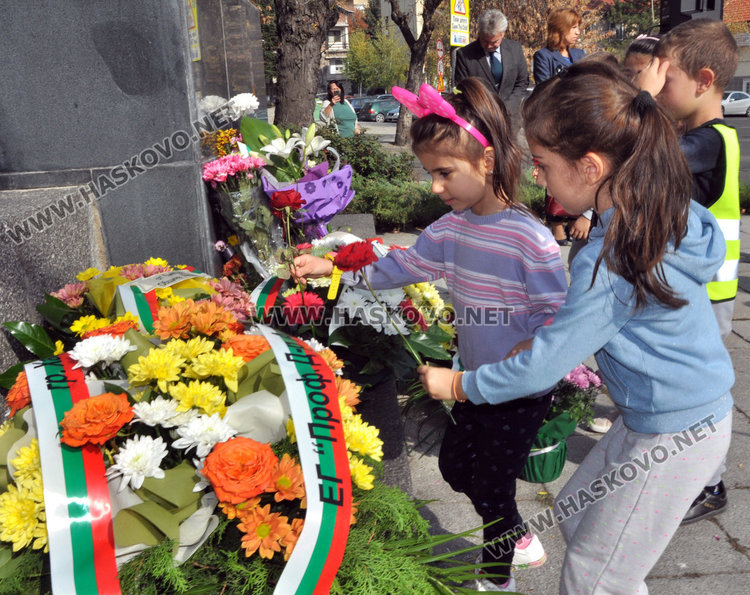 Петгодишни развяха трибагреници пред Паметника на будителите