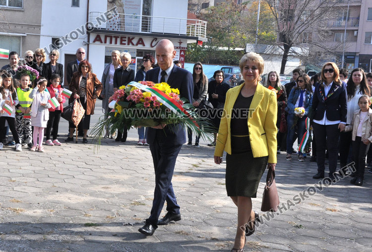 Петгодишни развяха трибагреници пред Паметника на будителите