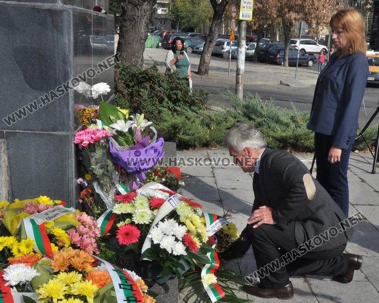 Петгодишни развяха трибагреници пред Паметника на будителите