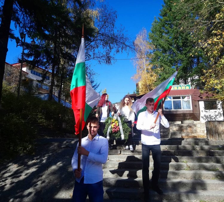 Гимназисти от елитно училище в Смолян направиха изненада на учителите си за Деня на народните будители