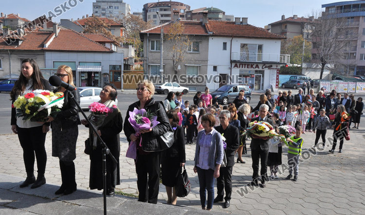 Петгодишни развяха трибагреници пред Паметника на будителите