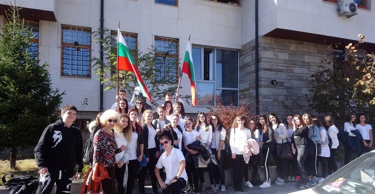 Гимназисти от елитно училище в Смолян направиха изненада на учителите си за Деня на народните будители
