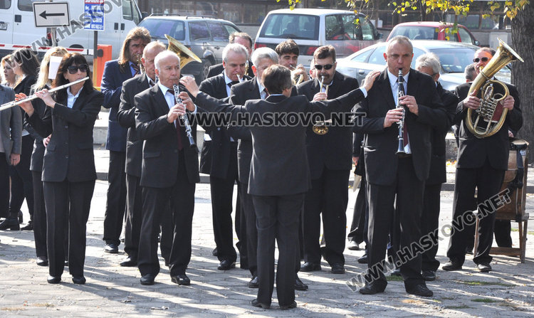 Петгодишни развяха трибагреници пред Паметника на будителите