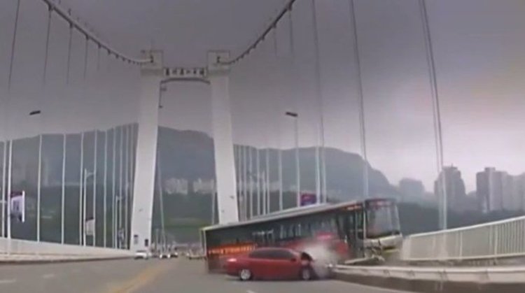 Автобус падна от мост в Китай, след като пътничка се сби с шофьора (видео)