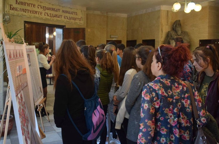 Децата разгледаха изложбата "Древният код в българските шевици". Снимки: ГБ "Паисий Хилендарски".