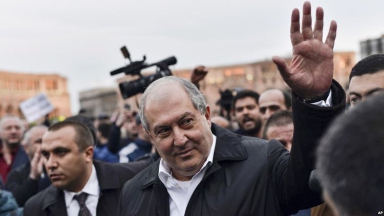 Президентът Армен Саркисян поздравява протестиращи на Площада на свободата