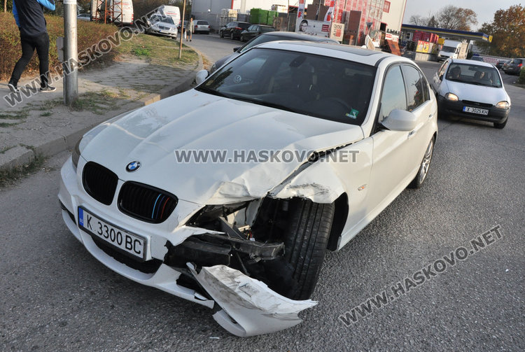 Кърджалийско БМВ се заби в джипа на лутащ се румънец