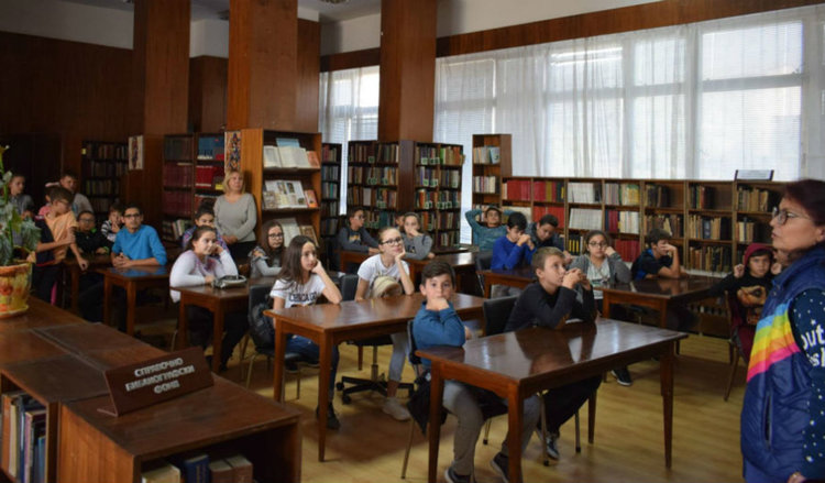 Беседа на библиотекаря Снежана Митева в читалнята. Снимки: ГБ "Паисий Хилендарски".