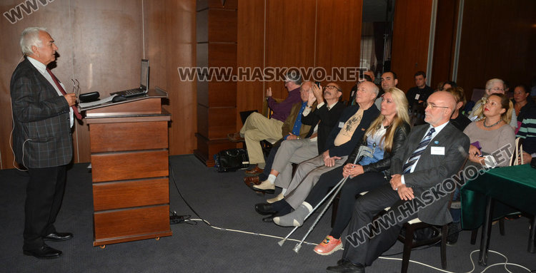 Конференцията за НЛО стартира при пълна зала в Хасково