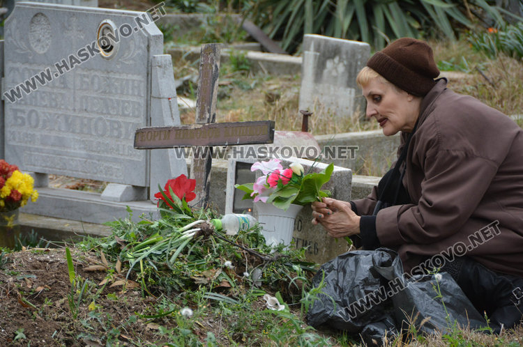 Хасковлии с почит към мъртвите на Архангелова задушница
