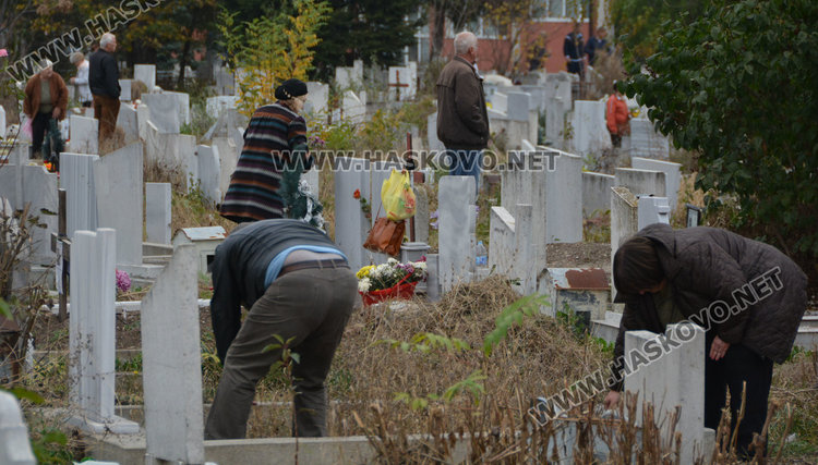 Хасковлии с почит към мъртвите на Архангелова задушница