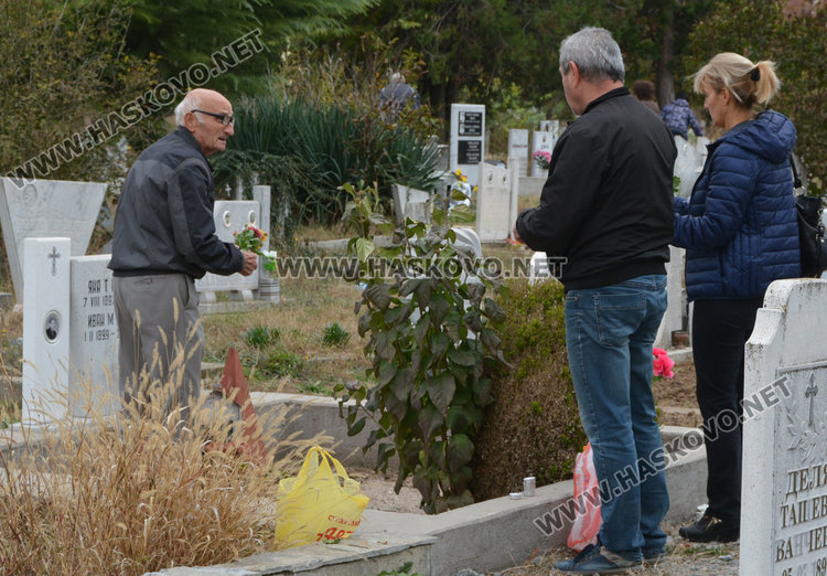 Хасковлии с почит към мъртвите на Архангелова задушница