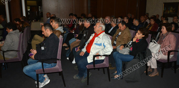 Конференцията за НЛО стартира при пълна зала в Хасково